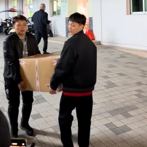 开云体育下载-徐杰买年货回家探望父母！随后前往男篮报到，无缘与上海的淘汰赛